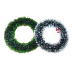 Corona navideña clásica con puntas verdes y blancas