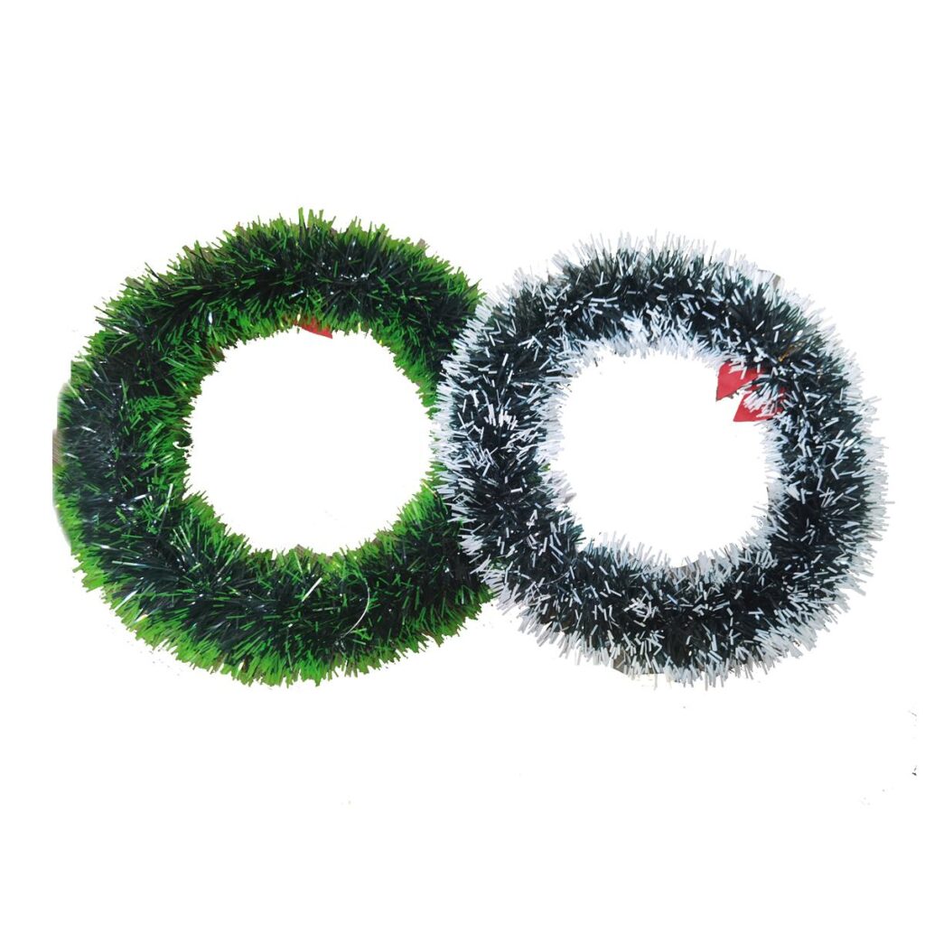 Corona navideña clásica con puntas verdes y blancas